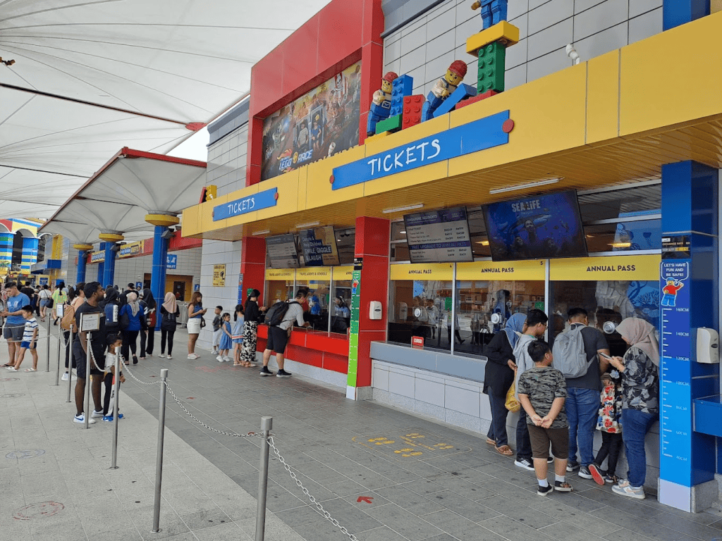 LEGOLAND: Tarikan, Tempat Penginapan Berdekatan, Tiket Masuk & Tips Penting!