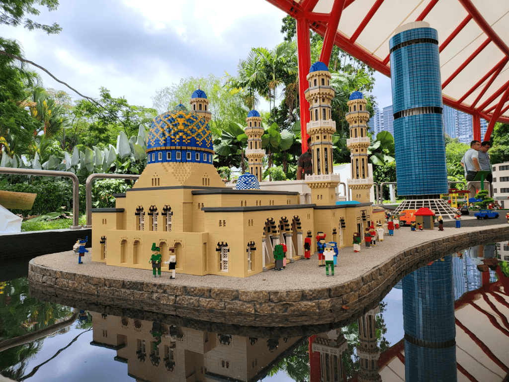 LEGOLAND: Tarikan, Tempat Penginapan Berdekatan, Tiket Masuk & Tips Penting!