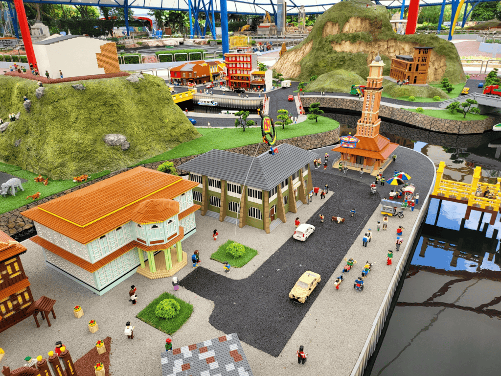 LEGOLAND: Tarikan, Tempat Penginapan Berdekatan, Tiket Masuk & Tips Penting!