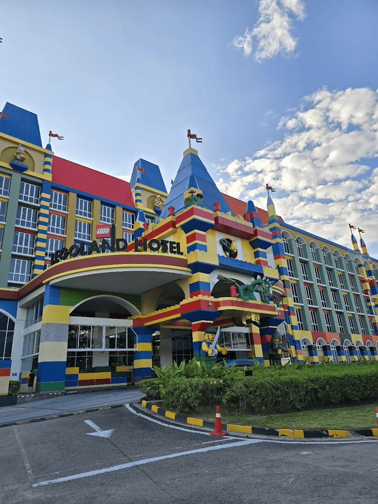 LEGOLAND: Tarikan, Tempat Penginapan Berdekatan, Tiket Masuk & Tips Penting!