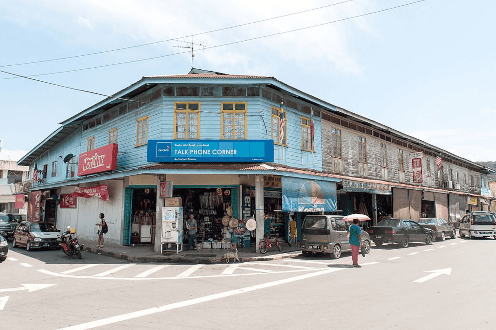 Rumah Terbalik Sabah: Harga Tiket Masuk, Tarikan Utama dan Tips Penting!