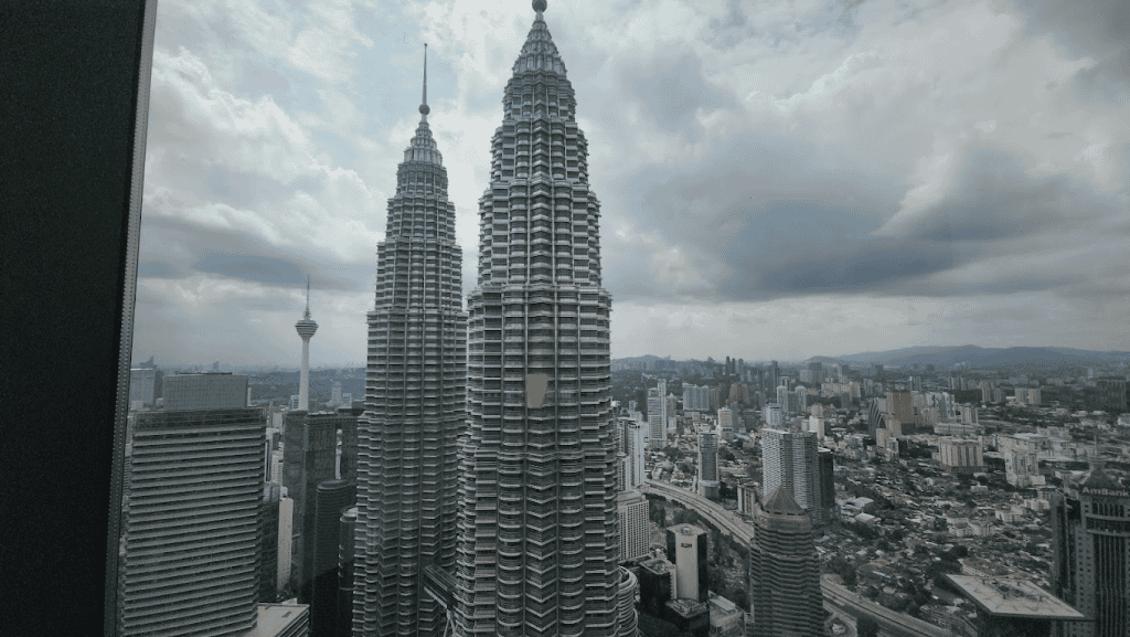 15+ Senarai Hotel View KLCC 2024, Selak Langsir Terus Nampak!