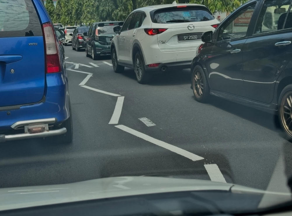 Apakah Maksud Garisan Zigzag Pada Jalan Raya?