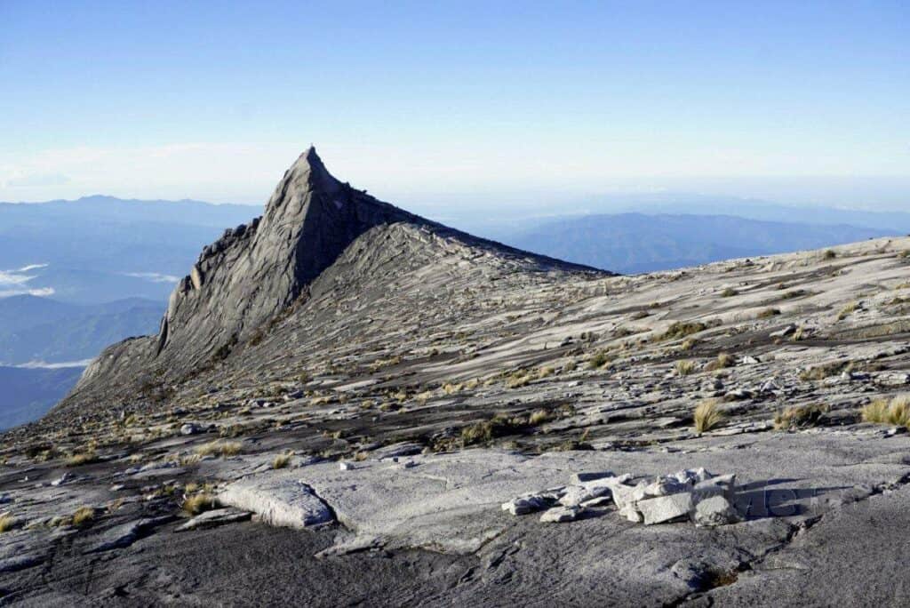 gunung tertinggi di asia tenggara