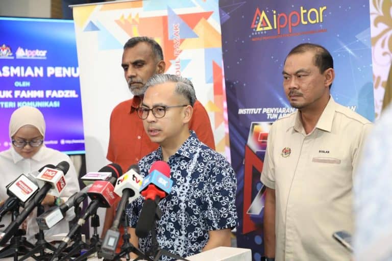 media sosial 16 tahun menteri komunikasi